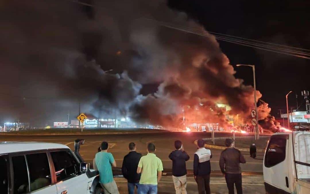 Manifestantes queman comisaría