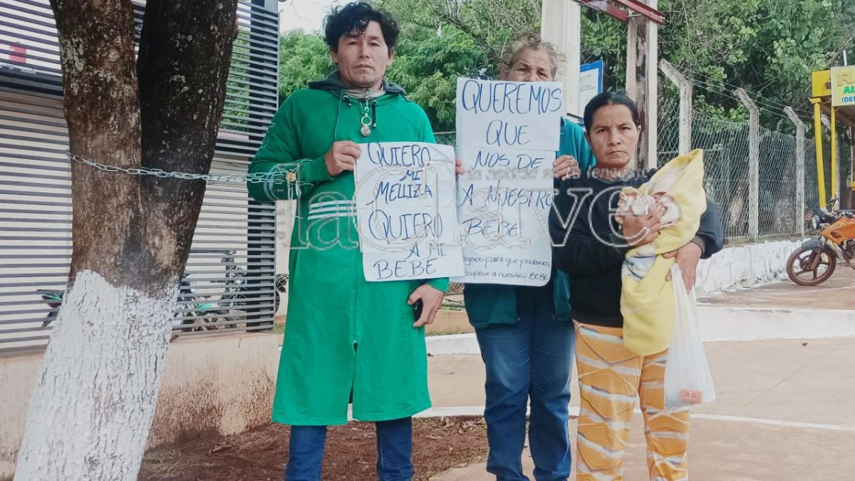 Padres que dicen haber tenido dos bebés se encadenan frente a hospital