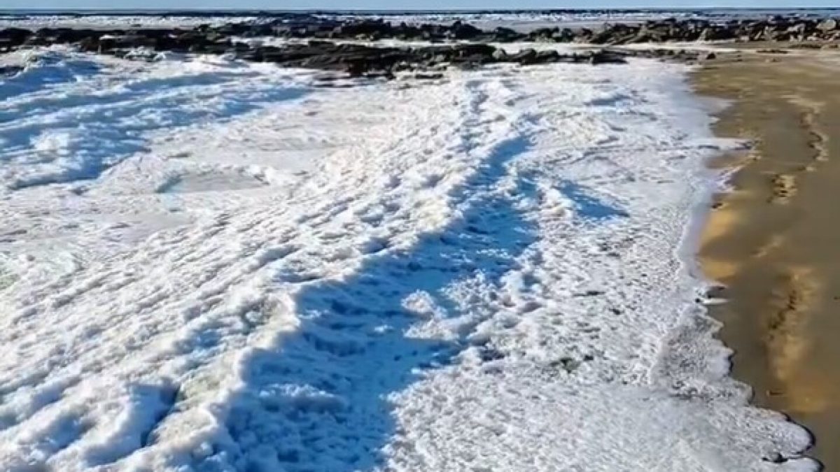 INTERNACIONALES: Las olas de mar se congelan por el frío extremo en Argentina